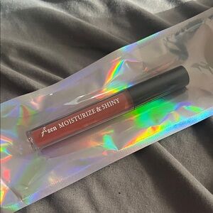 Moisturize & Shiny Lip Gloss - Red